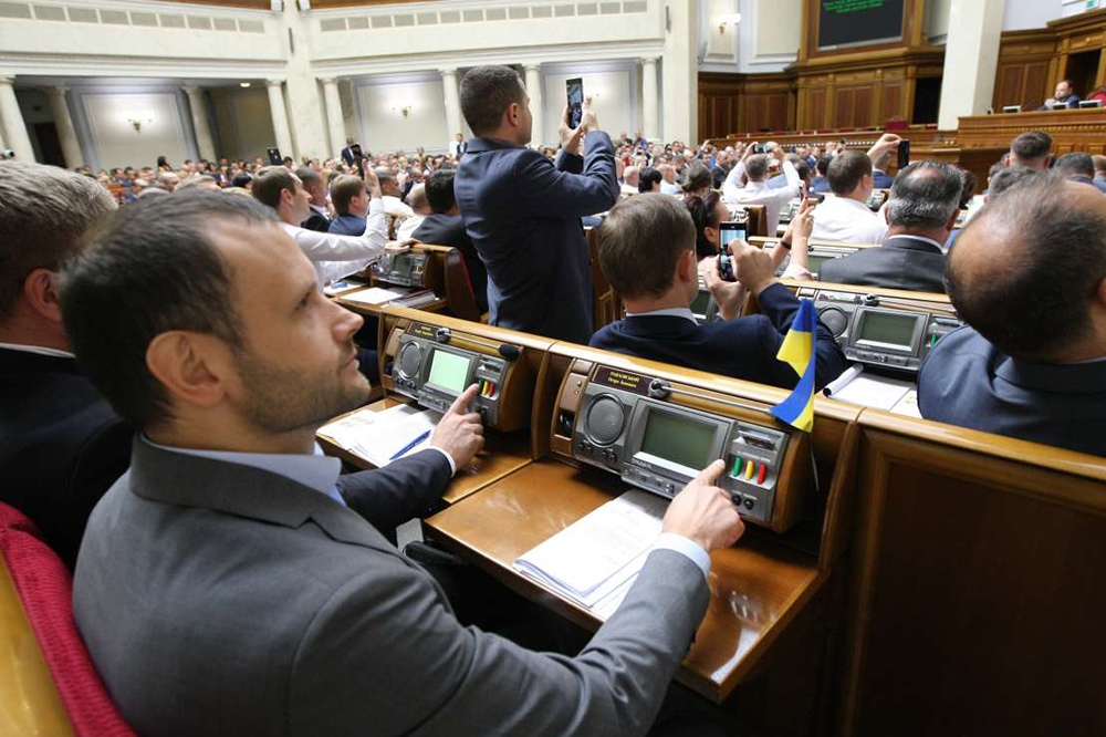 Депутаты Верховной Рады Украины голосуют