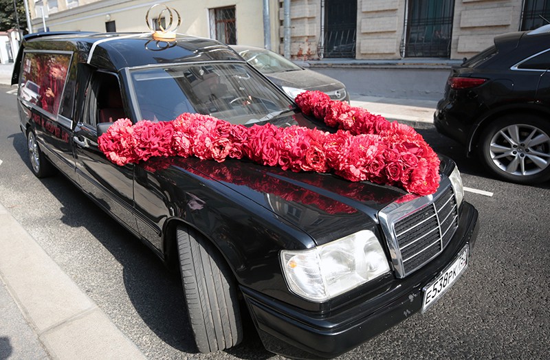 Автомобиль, на котором приехали режиссер Константин Богомолов и телеведущая Ксения Собчак перед торжественной частью церемонии бракосочетания