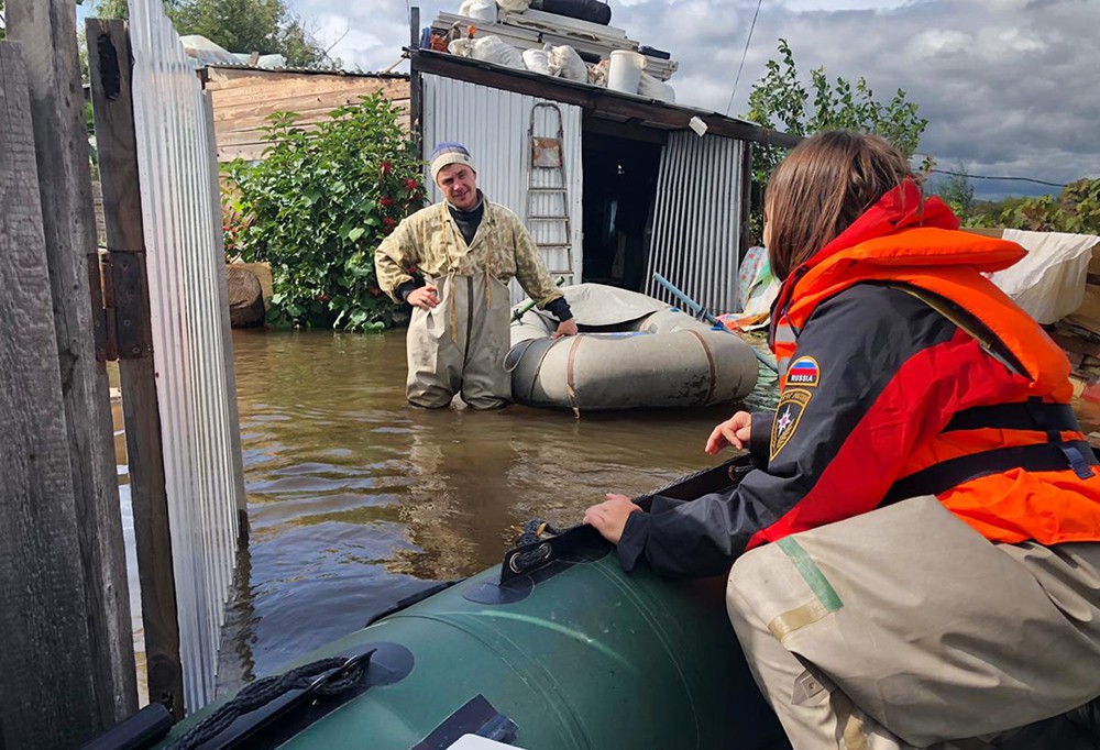 Спасатели МЧС в зоне паводка