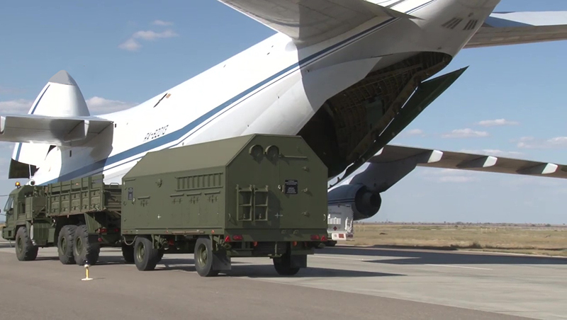 Погрузка в самолет Министерства обороны РФ компонентов зенитных ракетных комплексов С-400 "Триумф"