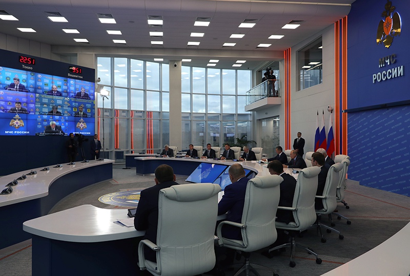 Владимир Путин в кризисном центре МЧС России 
