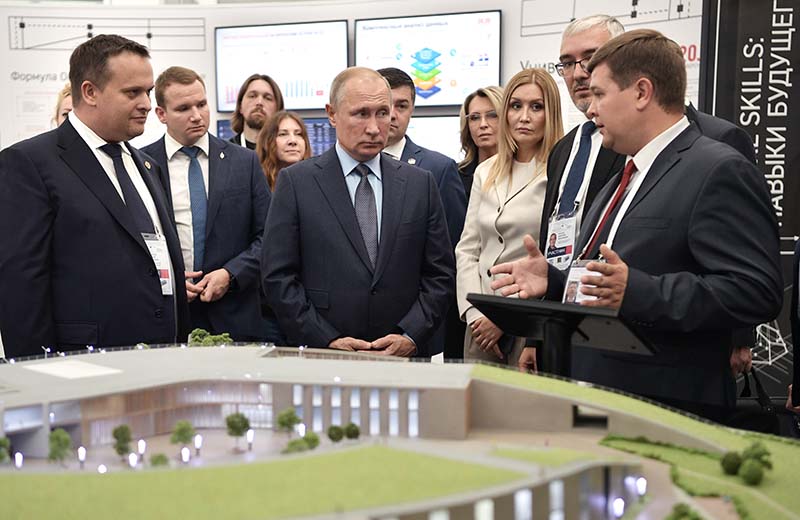 Владимир Путин во время осмотра выставки проектов, реализуемых АСИ