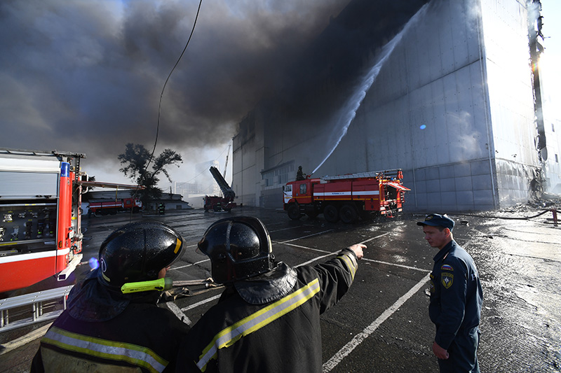 Сотрудники МЧС тушат пожар в торговом центре "Максим" во Владивостоке