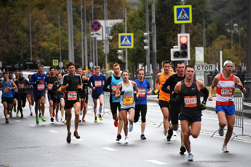 Участники VII Московского марафона во время забега