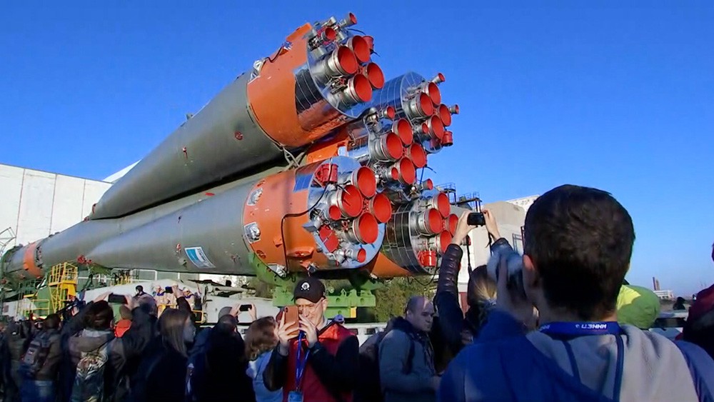 Установка ракеты-носителя "Союз-ФГ" 
