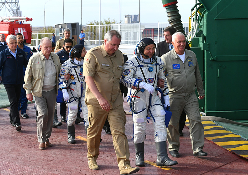 Дмитрий Рогозин сопровождает членов основного экипажа экспедиции МКС-61/62 к ракете-носителю "Союз-ФГ"
