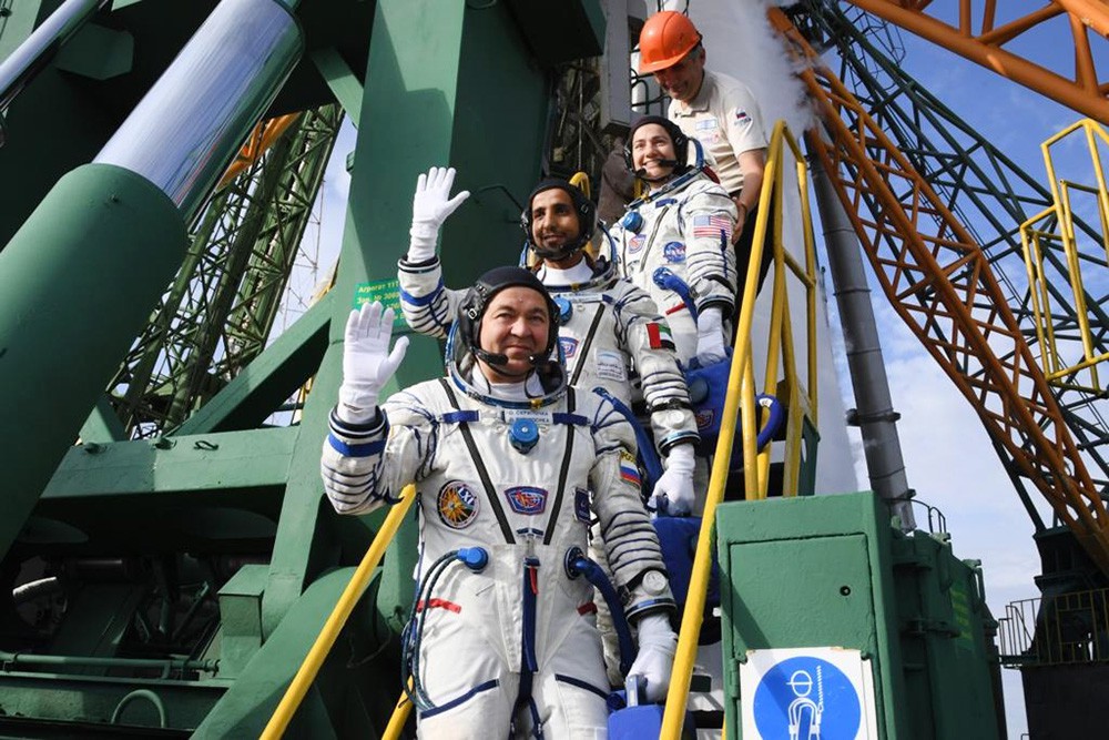 Члены основного экипажа экспедиции МКС-61/62 возле ракеты-носителя "Союз-ФГ"