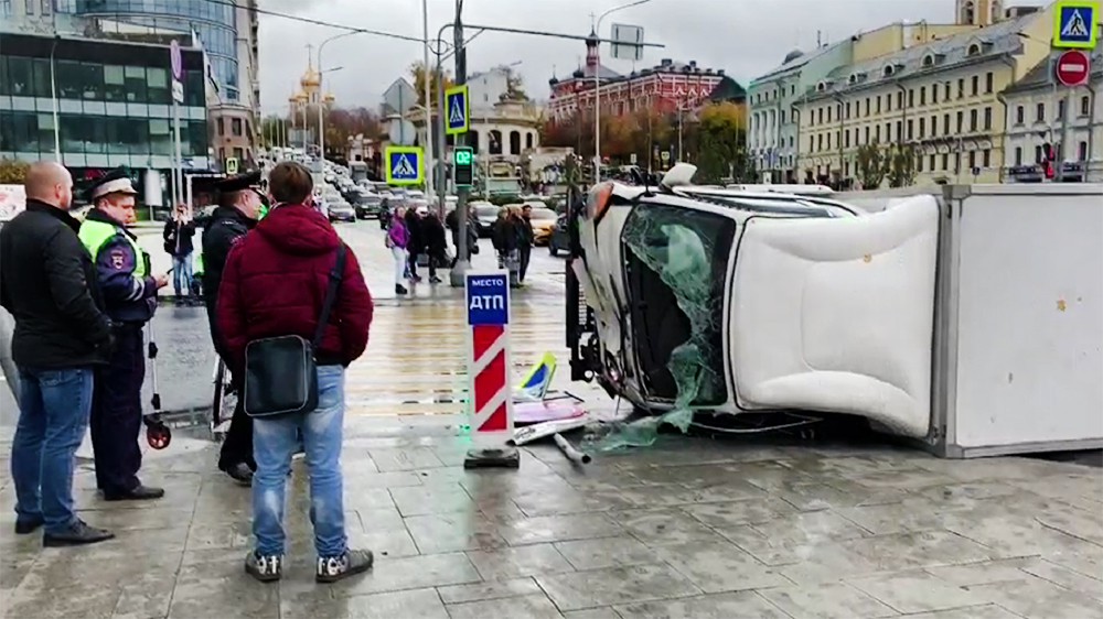 Последствия ДТП на Цветном бульваре в Москве