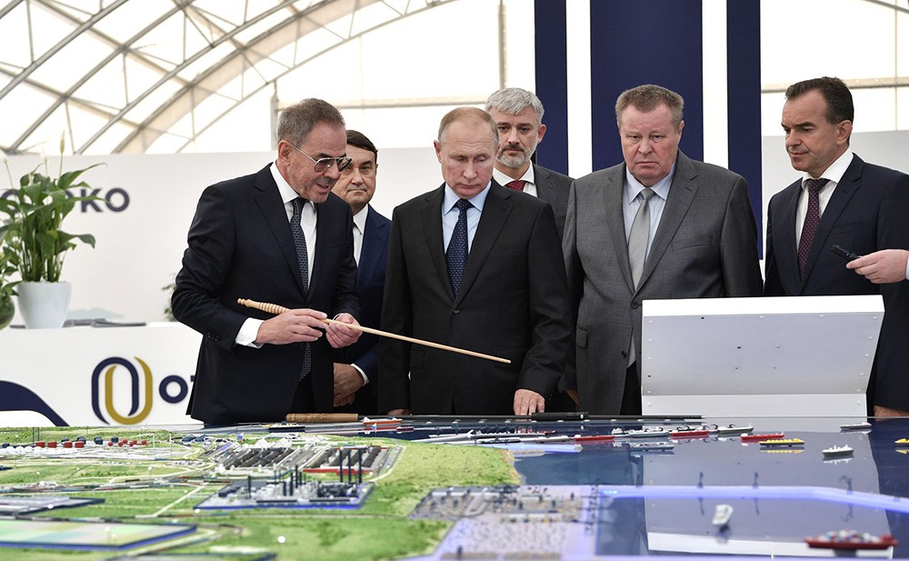 Владимир Путин осматривает портово-индустриальный парк группы компаний "ОТЭКО"