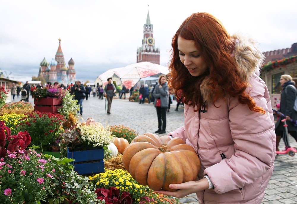 Года поступил на рынок. Люди на площади осень. Сезонная пища россиянина. Фото осень площадь Москва девушка.