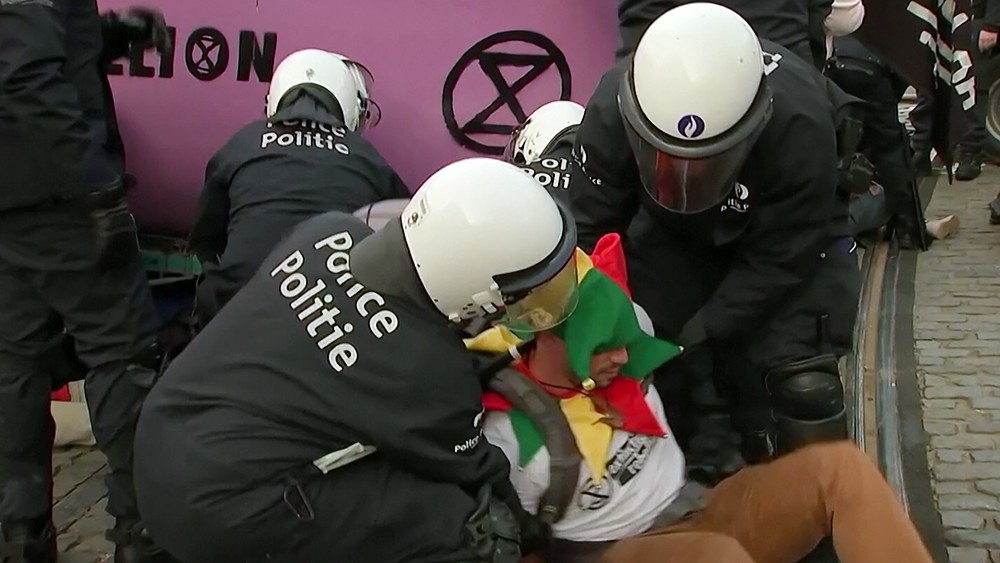 Полиция Брюсселя разгоняет митинг экоактивистов