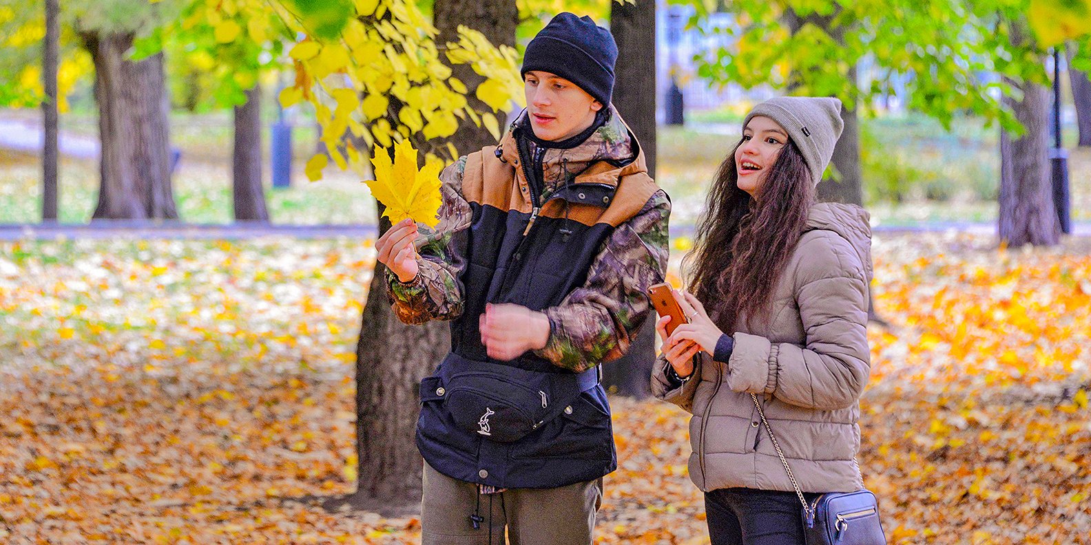 Молодые люди в парке 