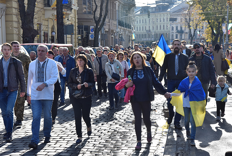 Участники марша "Нет капитуляции!", приуроченного ко "Дню защитника Украины" во Львове