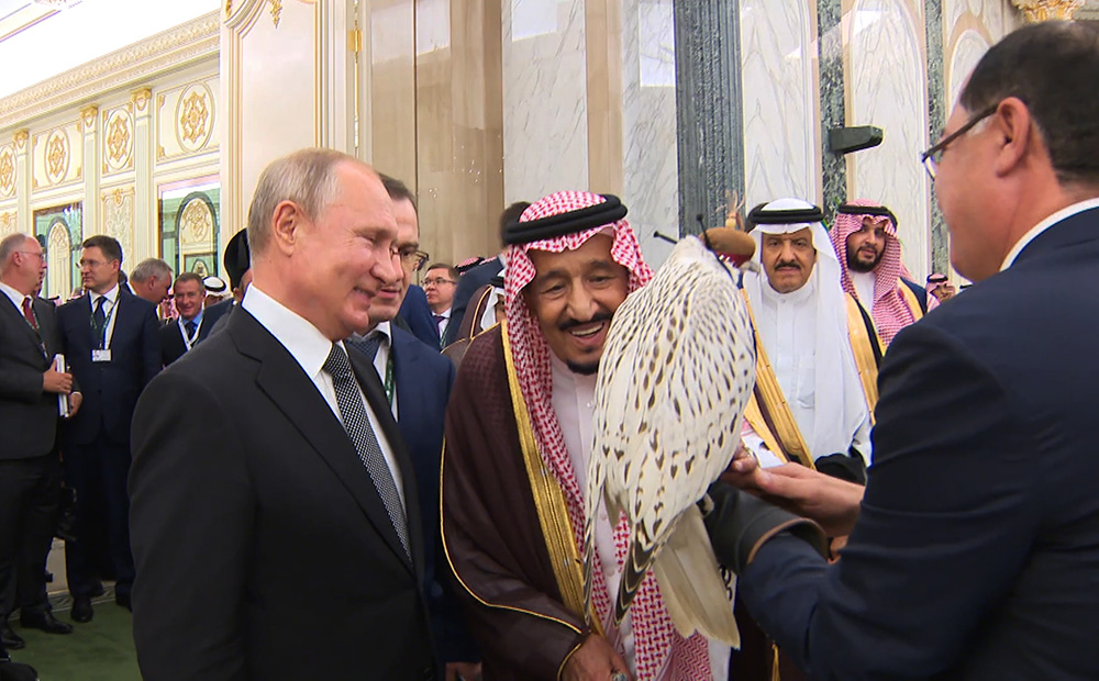 Путин подарил королю Саудовской Аравии камчатского кречета