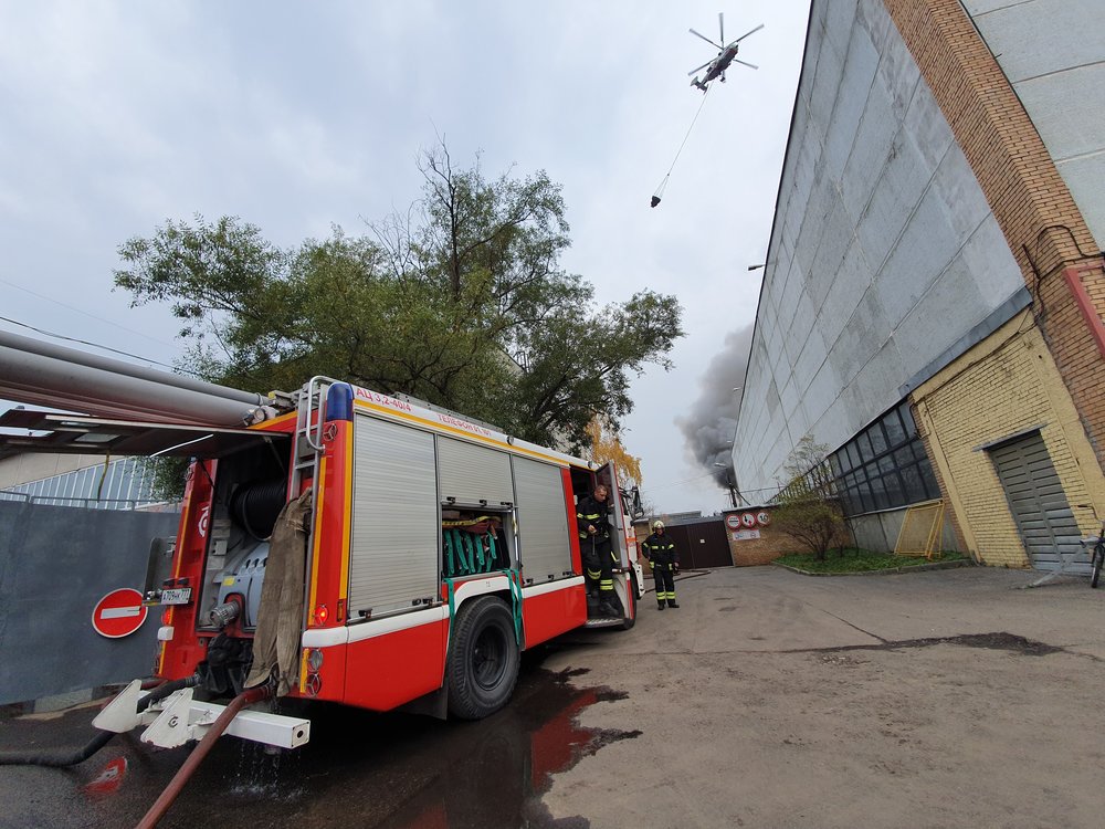 Обстановка на месте пожара на складе со скотчем на западе Москвы
