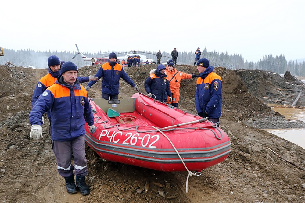 Спасатели МЧС на месте прорыва дамбы на реке Сейба