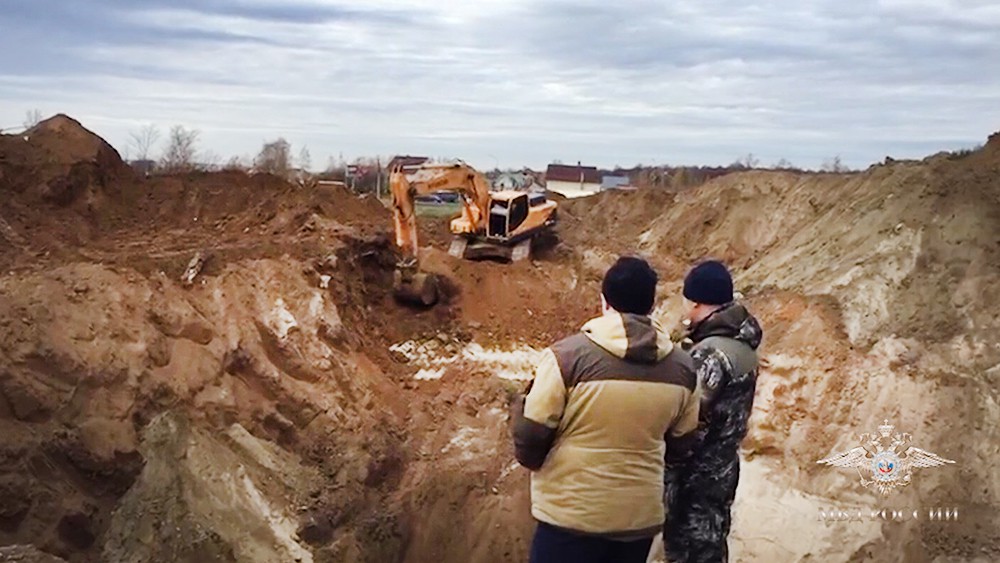 Следователи достают тела жертв банды Шишкана