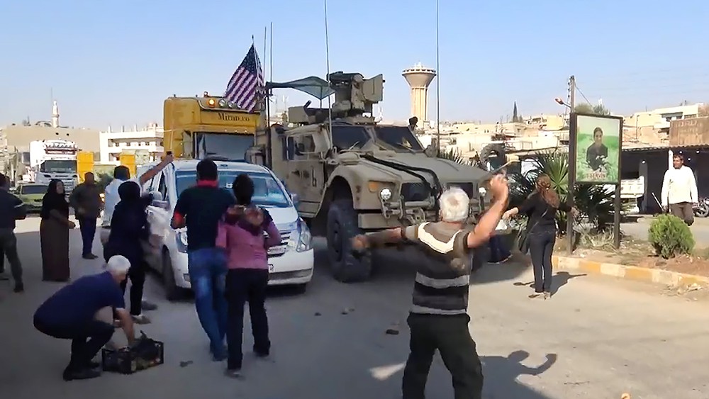 Сирийцы бросают в военнослужащих США помидоры