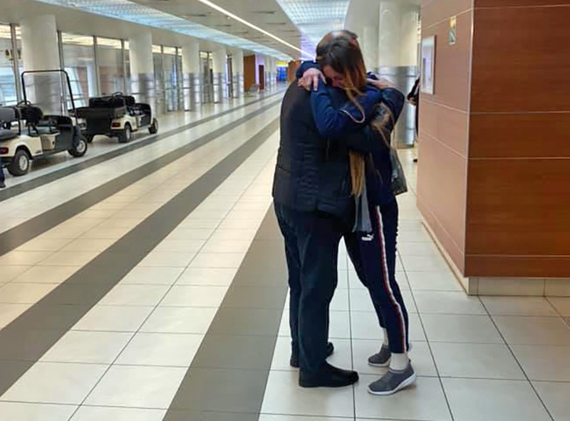 Мария Бутина обнимает отца после возвращения из США