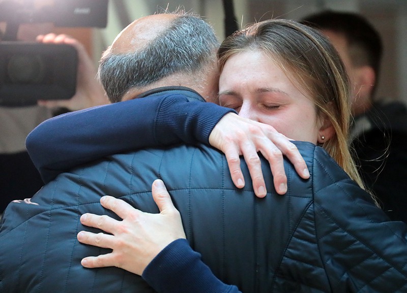 Мария Бутина обнимает отца после возвращения из США
