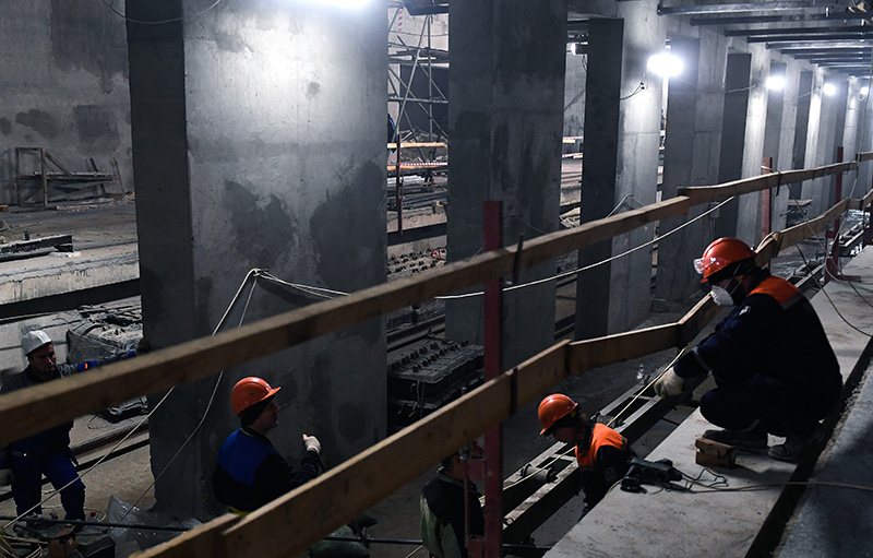 Рабочие на строительной площадке станции метро "Окская" Некрасовской линии в Москве
