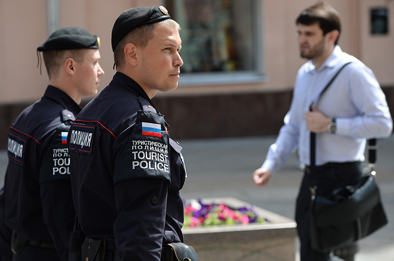 Сотрудники туристической полиции патрулируют пешеходные улицы Москвы