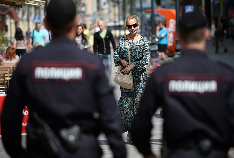Сотрудники туристической полиции патрулируют пешеходные улицы Москвы