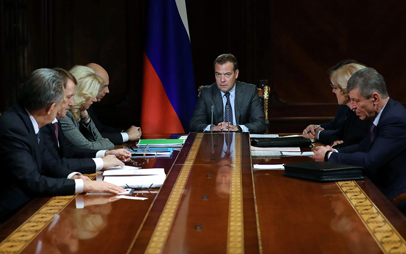 Дмитрий Медведев проводит совещание