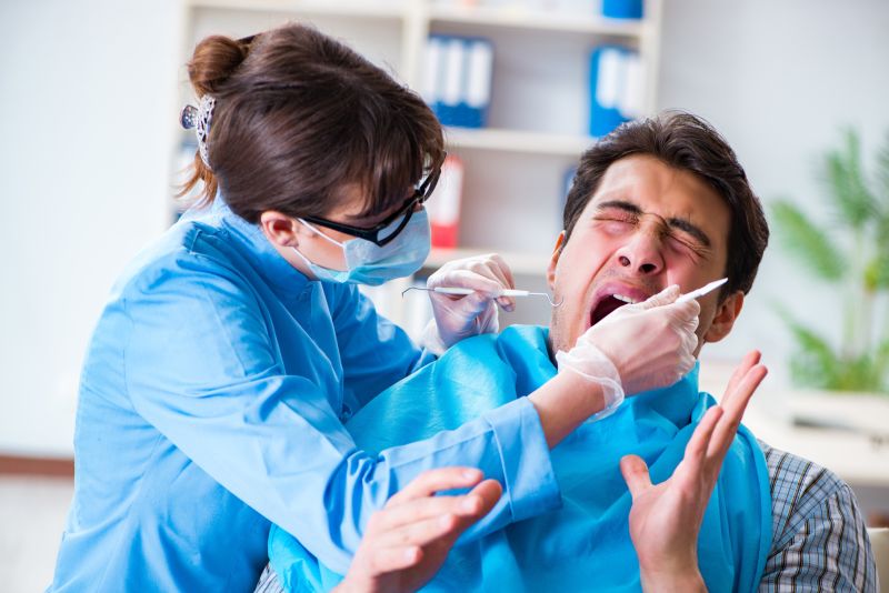 Боюсь быть врачом. Пациент боится стоматолога. Страх пациента в стоматологии. Недовольный пациент стоматолога.