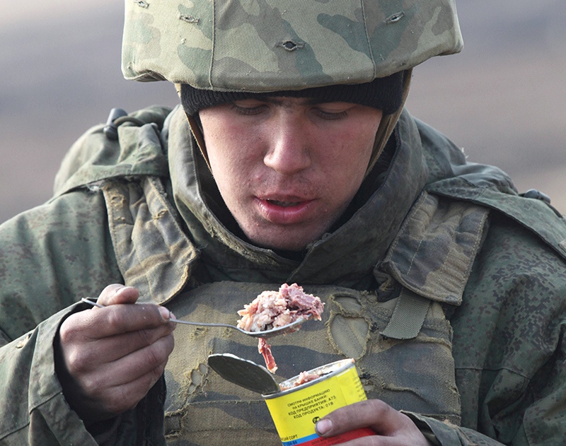 Морской пехотинец ест тушенку