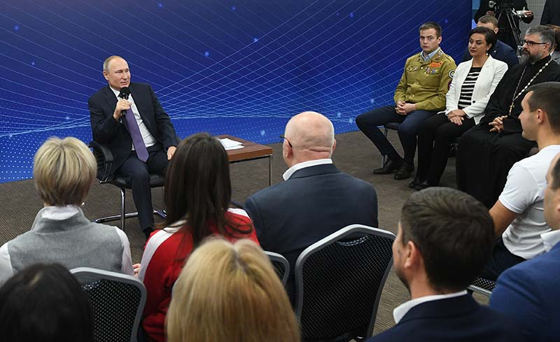 Владимир Путин во время встречи с представителями общественности Калининградской области