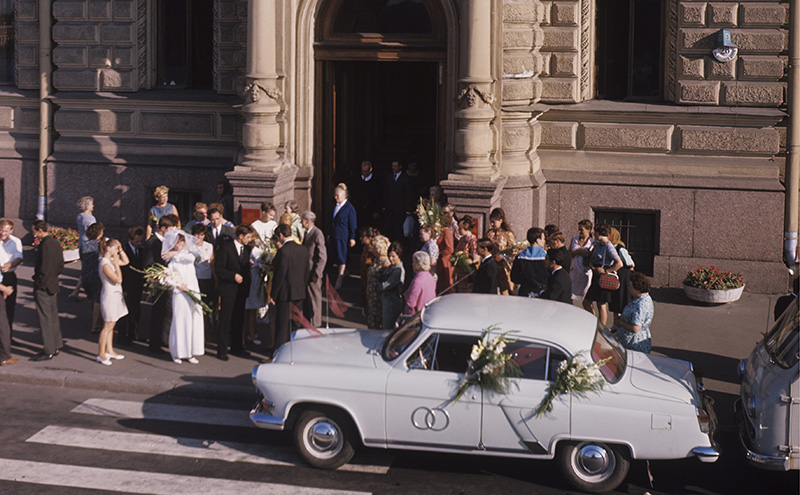 Молодожены у Дворца бракосочетаний № 1. 1970 год 