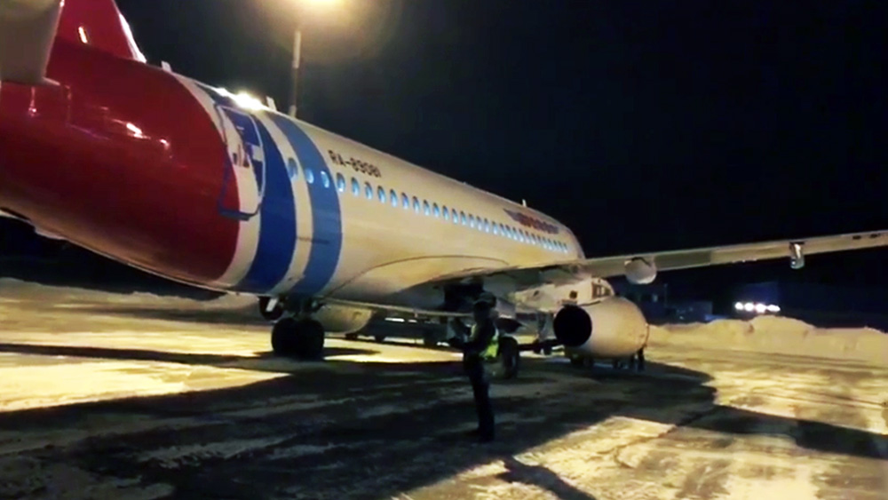 Самолет SSJ 100 авиакомпании "Ямал" в аэропорту Тюмени 