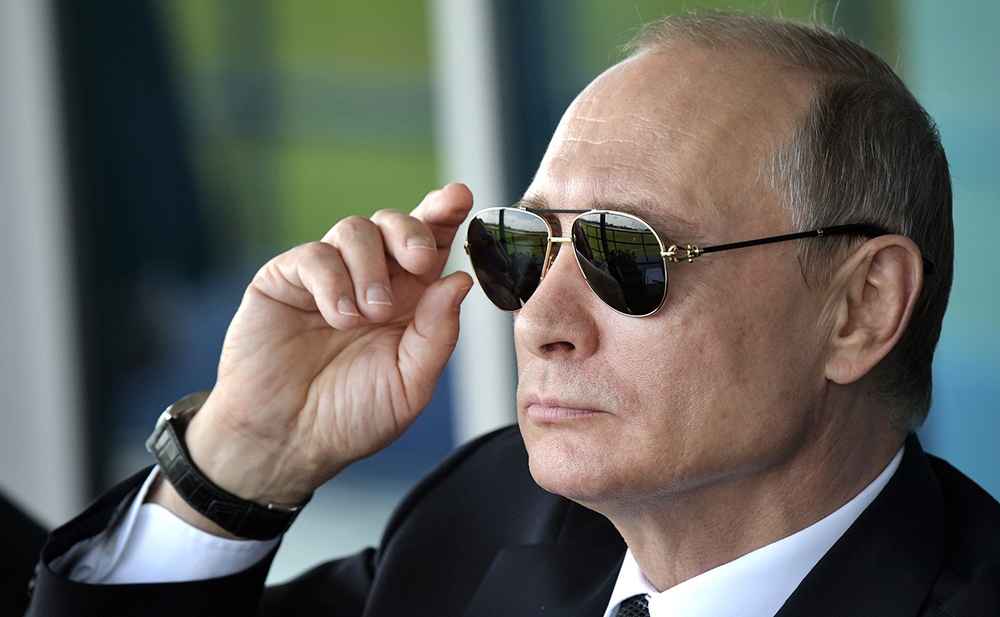 Владимир Путин в солнцезащитных очках