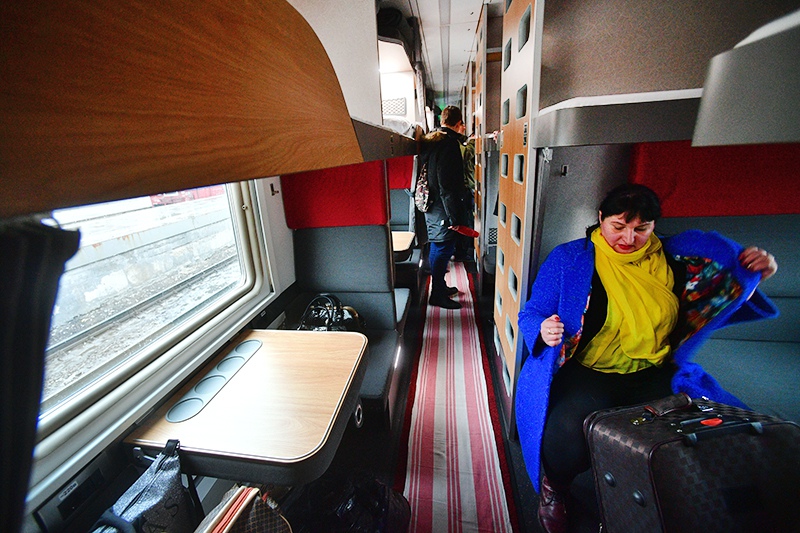 Пассажиры поезда в плацкартном вагоне
