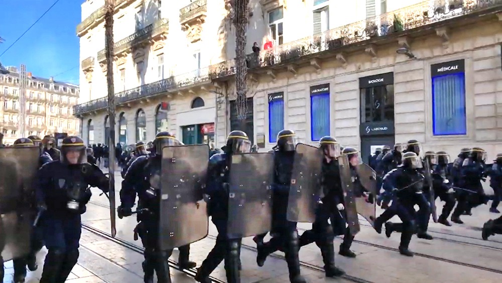 Полиция Франции во время уличных беспорядков