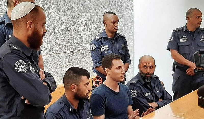 Россиянин Алексей Бурков в окружении израильских правоохранителей