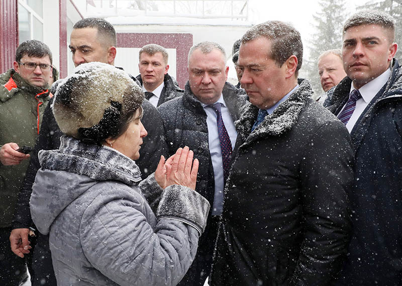 Дмитрий Медведев во время общения с местными жителями в селе Санниково Алтайского края