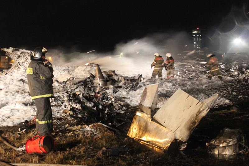 Место крушения самолета "Боинг 737", разбившегося при посадке в аэропорту Казани