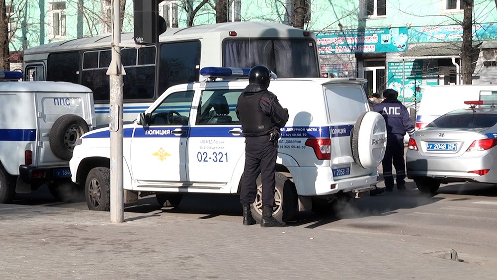 Полиция на месте стрельбы в Благовещенске