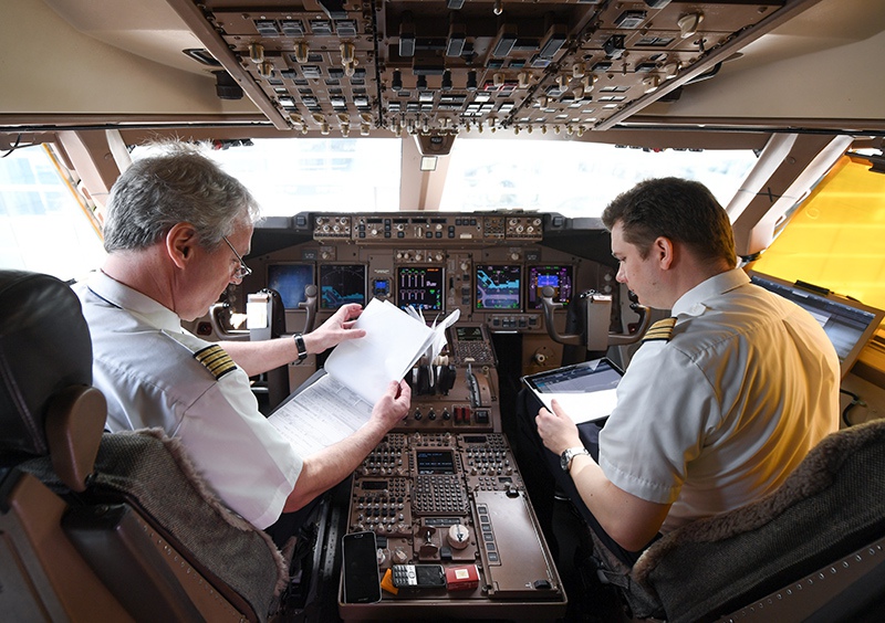 Пилоты в кабине самолета 