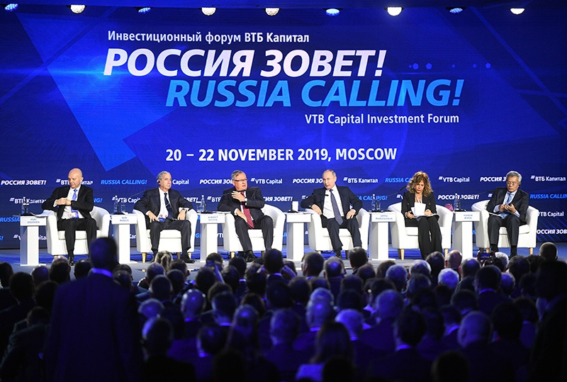 Владимир Путин на пленарной сессии "Мосты над волнами деглобализации" 11-го ежегодного инвестиционного форума ВТБ Капитал "Россия зовёт!"