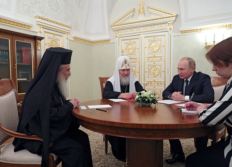 Владимир Путин, патриарх Московский и всея Руси Кирилл и патриарх Иерусалимский Феофил III во время встречи