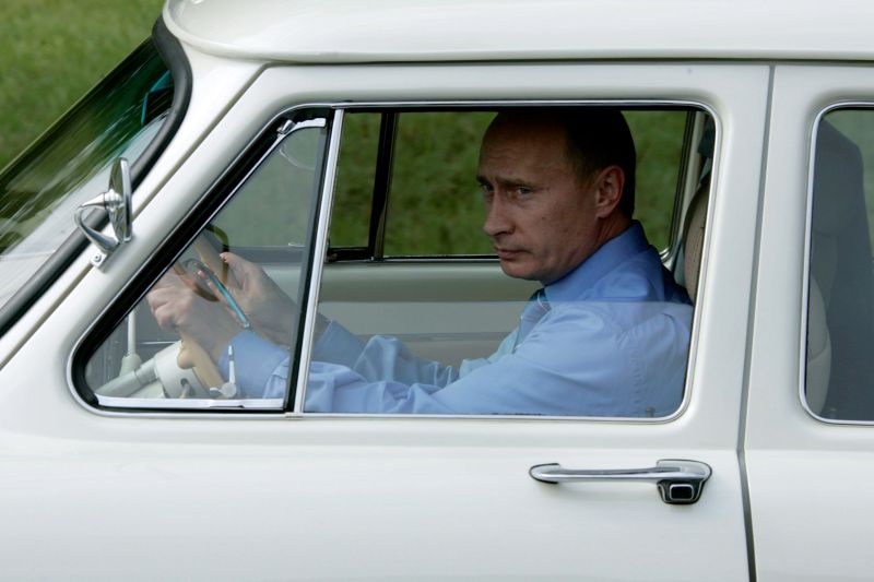 Владимир Путин за рулем