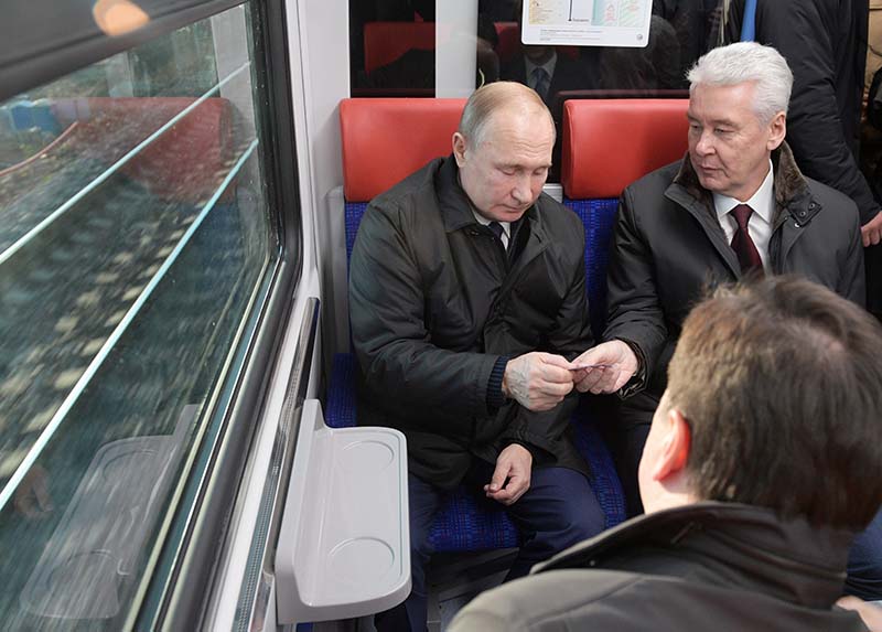 Владимир Путин во время поездки на "Иволге" от Белорусского вокзала по маршруту Одинцово-Лобня МЦД