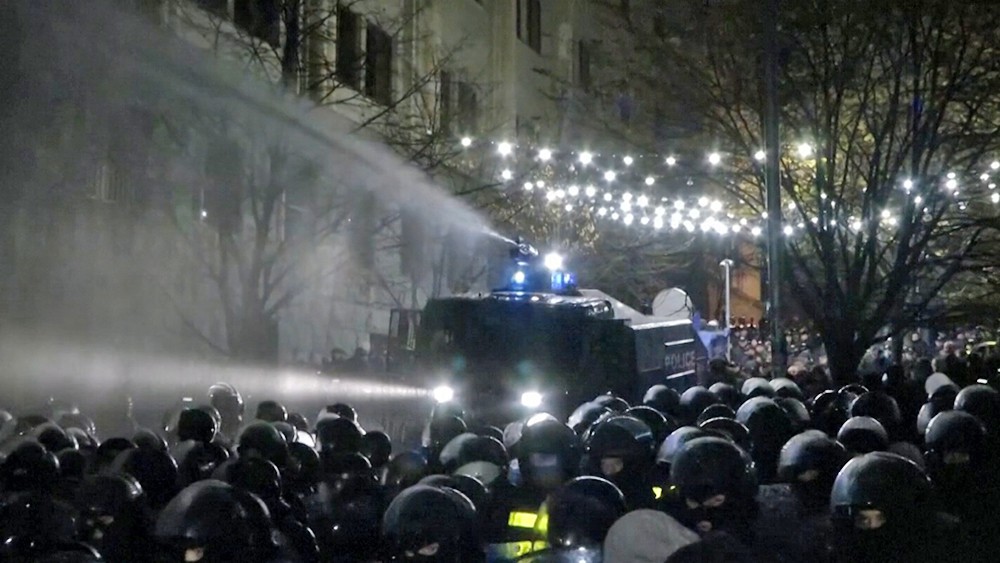 Спецназ разгоняет акцию оппозиционеров у здания парламента Грузии