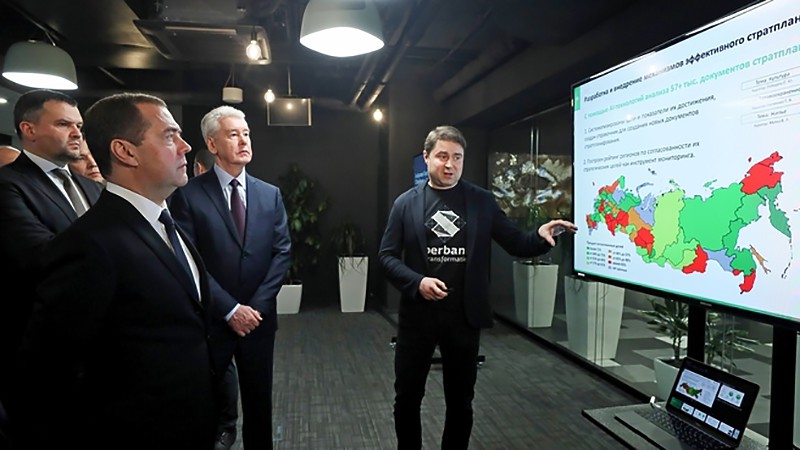 Дмитрий Медведев и Сергей Собянин посетили центральный офис ПАО Сбербанк