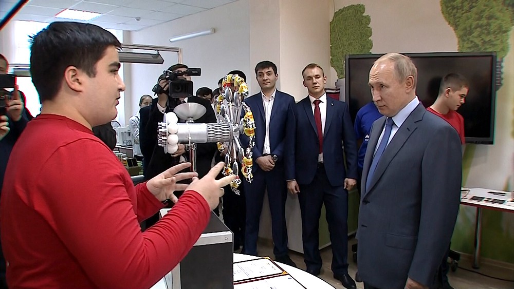 Владимир Путин посетил детский технопарк "Кванториум"
