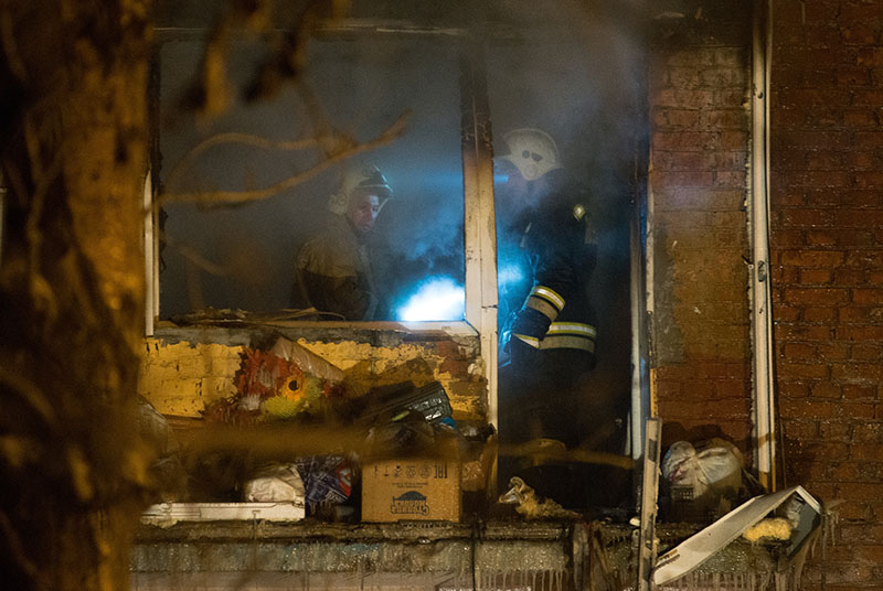 Сотрудники МЧС на месте взрыва газа в жилом доме