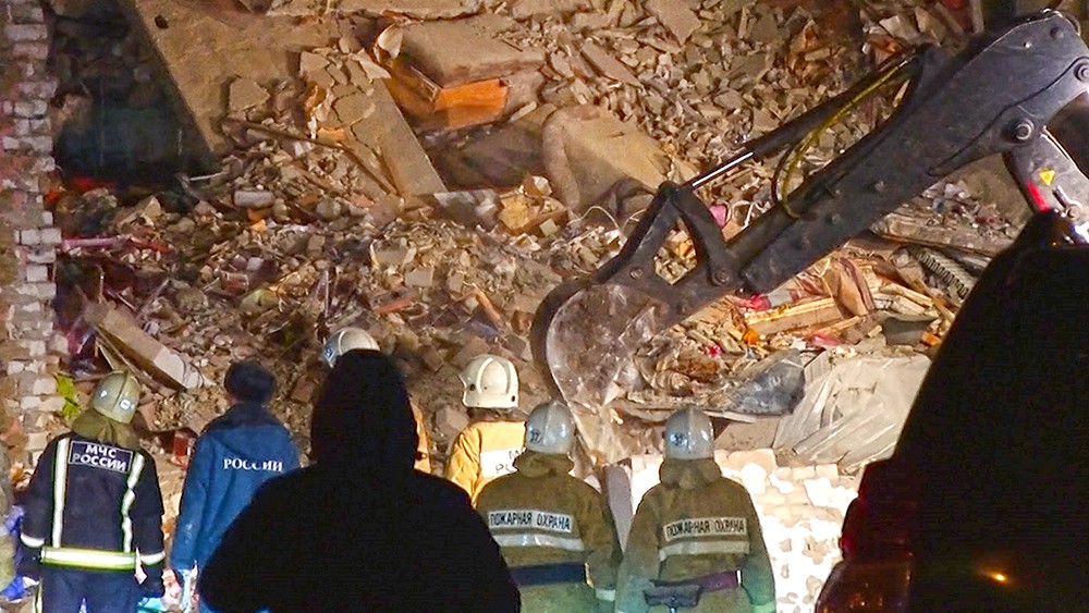 Сотрудники МЧС на месте взрыва газа в жилом доме